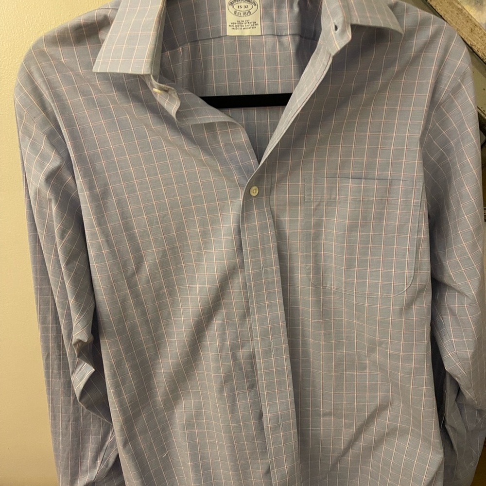 Men’s Slim fit non iron button down shirt!
